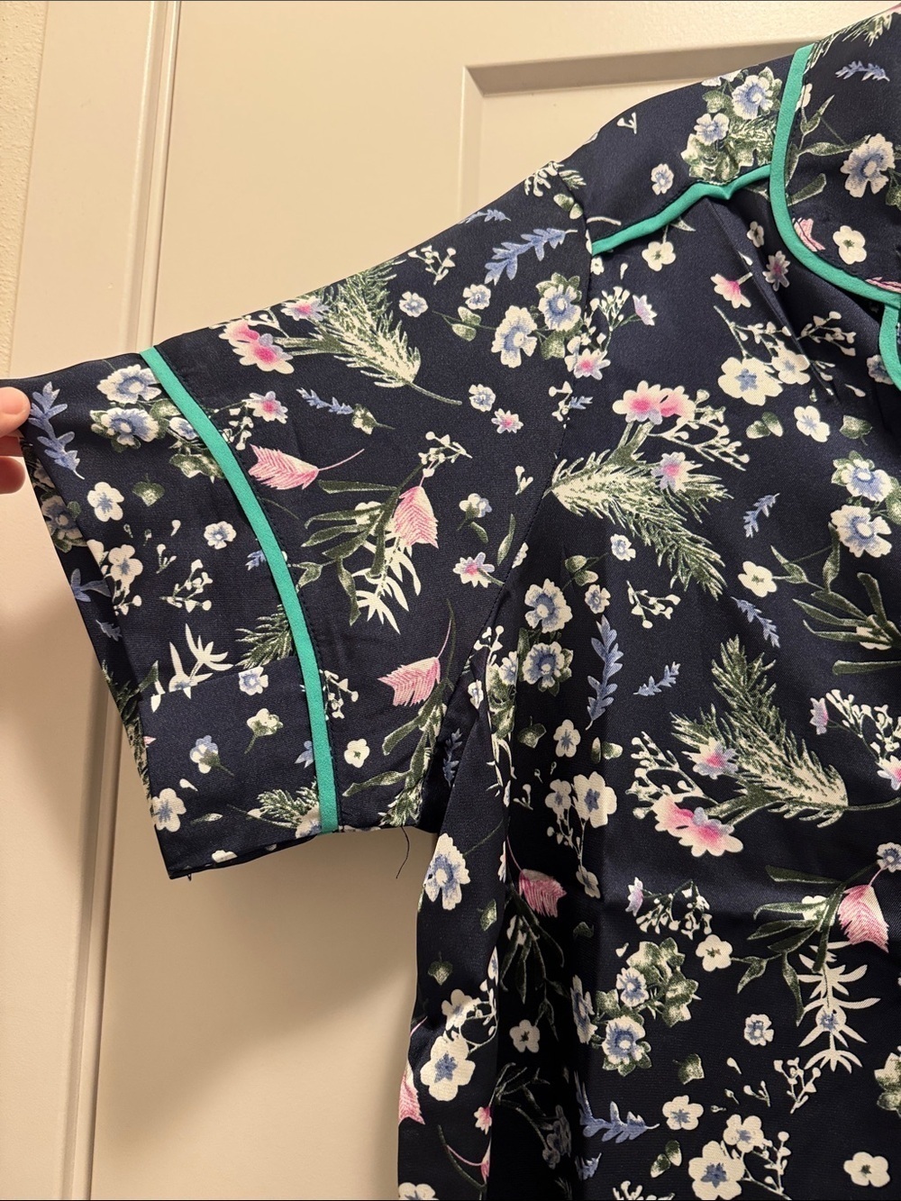 ๐ easel Floral wTeal Trim Silky Loungewear Button Down Top. L. NWT!๐ฅ - Picture 4 of 5